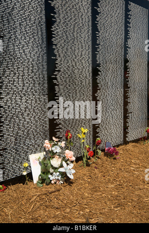 Les fleurs sont à la base de la guerre du Vietnam Memorial wall Banque D'Images