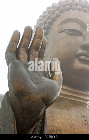 Close up of Tian Tan Buddha dans la brume. Monastère Po Lin, Ngong Ping, Lantau Island, Hong Kong Banque D'Images