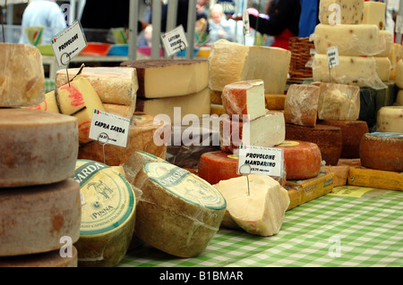 Un étal de fromages continentaux Banque D'Images