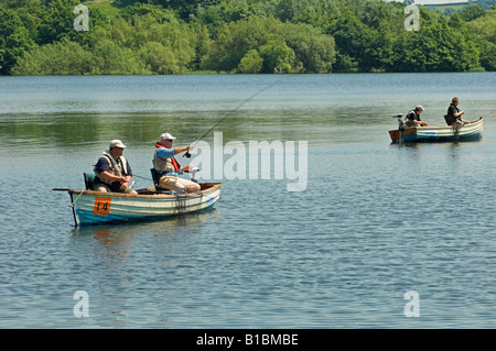 Les bateaux des pêcheurs de la pêche à la mouche sur Blagdon Lake North Somerset en Angleterre Banque D'Images