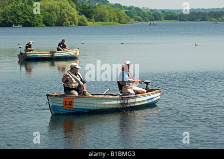 Les bateaux des pêcheurs de la pêche à la mouche sur Blagdon Lake [North Somerset] Angleterre Banque D'Images