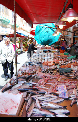 Décrochage du marché de poissons, d'Ortigia, Isola di Ortigia, Syracuse, Sicile, Italie Banque D'Images