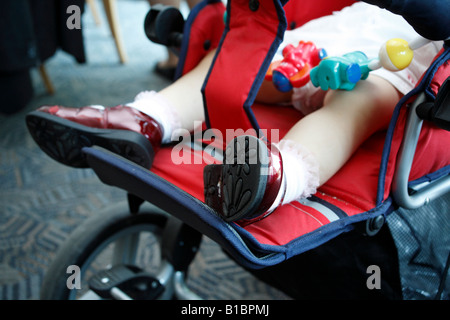 Close up of female bébé, pieds et jambes en buggy Banque D'Images