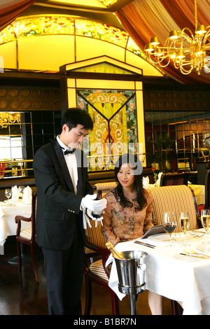 Waiter showing wine pour les clients dans l'hôtel restaurant Banque D'Images