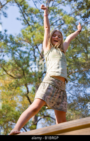 Jeune enfant de sexe féminin à l'équipement de jeu à Silver River State Park en Floride Banque D'Images