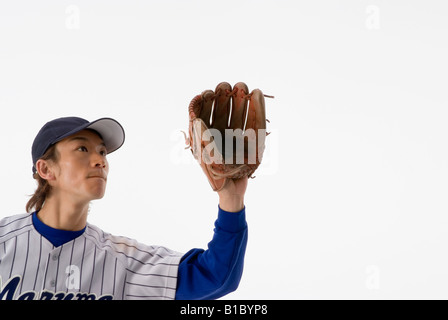 Joueur de baseball essayant d'attraper une balle Banque D'Images