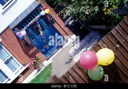 Ballon sur la porte et des décorations de la porte avant pour une fête d'anniversaire de childs à la maison Banque D'Images