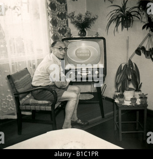 Broadcast, télévision, téléspectateurs, homme assis devant son téléviseur, typ Leonardo-Luxus, Berlin, Allemagne, 1957, Banque D'Images