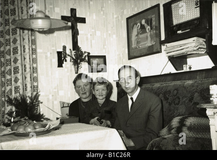 Broadcast, radio, auditeurs, famille est assis dans le salon, Werl, Allemagne, 1963, Banque D'Images