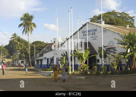 Géographie / voyage, Madagascar, île de Nosy Be, Hell Ville Ville, des scènes de rue, les piétons à l'avant d'un bâtiment portuaire, Additional-Rights Clearance-Info-Not-Available- Banque D'Images
