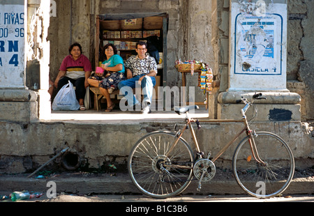 8 févr. 2002 - Les sections locales tenant une sieste devant un petit kiosque dans la ville de Masaya au Nicaragua. Banque D'Images