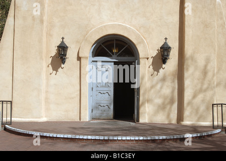 L'entrée de San Felipe de Neri Eglise Catholc dans la vieille ville d'Albuquerque au Nouveau Mexique Banque D'Images