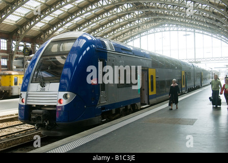 SNCF TER train régional à la gare Lille Flandres, France Banque D'Images