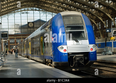 SNCF TER train régional à la gare Lille Flandres, France Banque D'Images