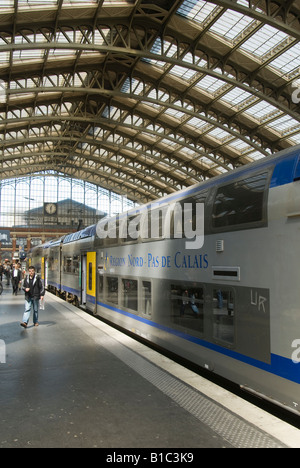 SNCF TER train régional à la gare Lille Flandres, France Banque D'Images