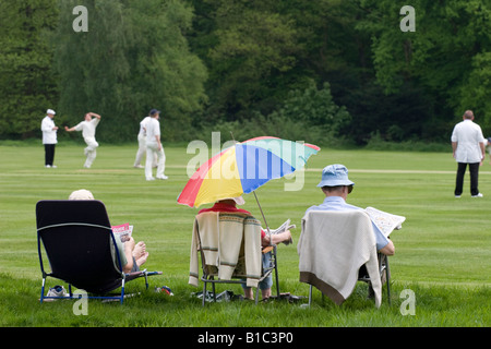 L'équipe de cricket de village - Chipperfield - Hertfordshire Banque D'Images