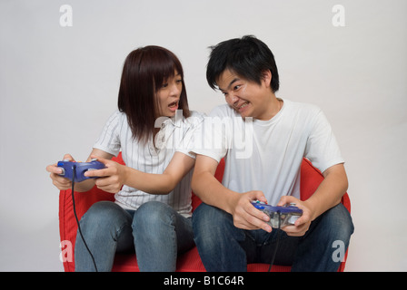 Deux personnes playing video game Banque D'Images