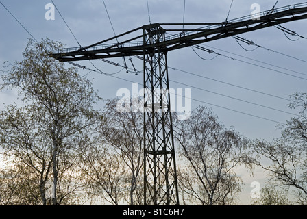 L'électricité à haute tension alimentant un pylône électrique à partir de l'hydroélectricité dans la station Herdecke, Rhénanie du Nord-Westphalie, Allemagne Banque D'Images