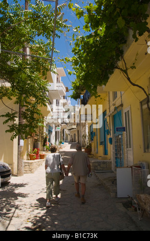 Les touristes se promener dans la rue de village d''Ano Viannos sur les pentes sud de la montagne Dikti sur Méditerranée grecque de Crète Banque D'Images