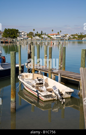 Bateau amarré à la jetée dans la baie de Boca Ciega près de Treasure Island en Floride, États-Unis Banque D'Images