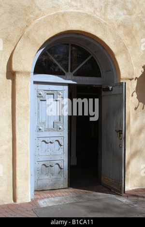 L'entrée de San Felipe de Neri Eglise Catholc dans la vieille ville d'Albuquerque au Nouveau Mexique. Banque D'Images