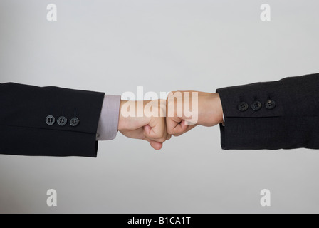 Deux mains toucher knuckles ensemble Banque D'Images