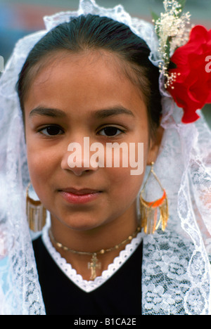 Portrait d'une jeune fille espagnole en costume traditionnel portant un voile en dentelle et une fleur rouge dans les cheveux Banque D'Images