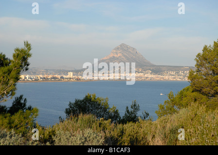 Voir à l'aube de la Prim, Cabo San Martin de Javea et La montagne Montgo, Province d'Alicante, Communauté Valencienne, Espagne Banque D'Images