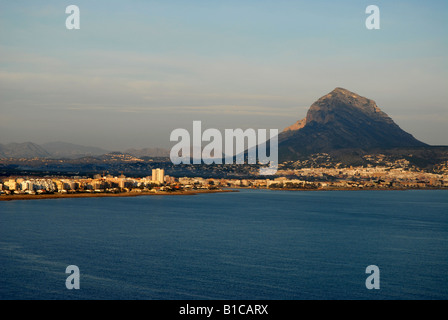 Voir à l'aube de la Prim, Cabo San Martin de Javea et La montagne Montgo, Province d'Alicante, Communauté Valencienne, Espagne Banque D'Images