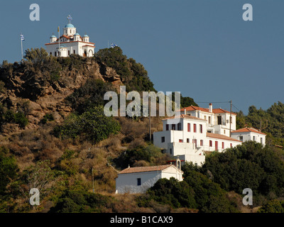 Chapelle Agia Triada sur une colline au-dessus du port de Karlovassi sur l'île de Samos en Grèce. Banque D'Images