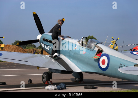 Contrôler plus d'un Spitfire Mark 19 de la Battle of Britain Memorial Flight l'appareil PS915 a obtenu le 'last' peint sur elle s Banque D'Images