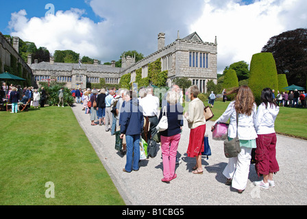 Les gens font la queue pour l'émission de télévision de la bbc Antiques Roadshow Banque D'Images