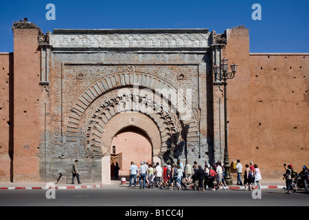 Bab Ksiba marche à travers les touristes. Marrakech, Maroc Banque D'Images