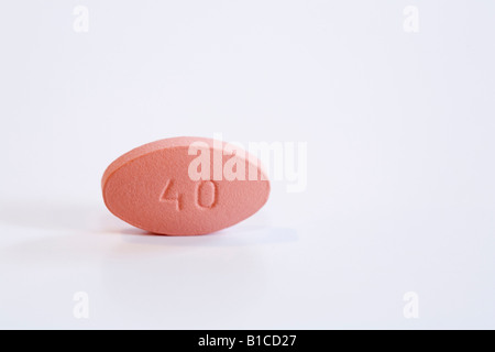 Un comprimé de 40 mg de simvastatine Banque D'Images