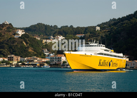 Les lignes de ferry Corse Kallisti 'exprimer trois' dans le port de Karlovassi sur l'île de Samos en Grèce. Banque D'Images