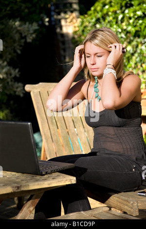 Young woman outdoors with laptop Banque D'Images