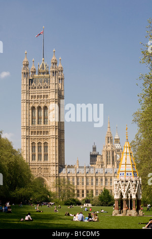 Chambres du Parlement. Les Jardins de la Tour Victoria, Westminster, Londres, Angleterre Banque D'Images
