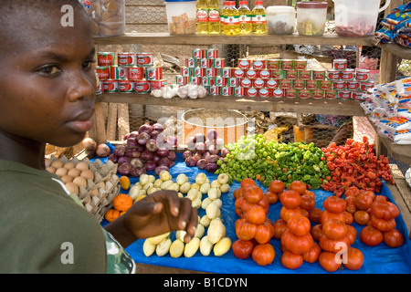 Fille de l'Afrique de vendre des tomates dans le marché en Naswam, Ghana Banque D'Images