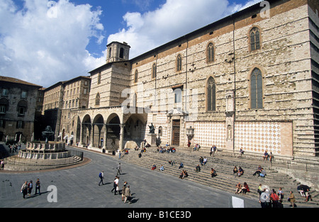 Italie Ombrie Pérouse la piazza 4 novembre avec la Fontana Maggiore et Duomo di San Lorenzo Banque D'Images