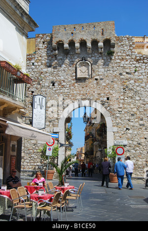 La porte de la vieille ville, Corso Umberto I, Taormina, province de Messine, Sicile, Italie Banque D'Images