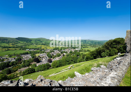 Vue depuis les murs du château de Peveril sur le village de Castleton, Peak District, Derbyshire, Angleterre, Royaume-Uni Banque D'Images