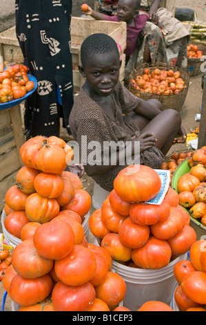 Petite fille africaine vente de tomates dans le quartier du marché d'Accra, Ghana Banque D'Images