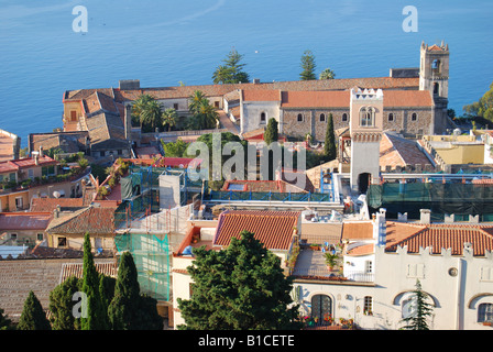 Vue de la ville depuis l'Hôtel Méditerranée terrasse, Taormina, province de Messine, Sicile, Italie Banque D'Images