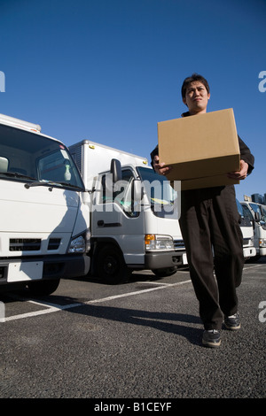 Conducteur transportant un fort Banque D'Images