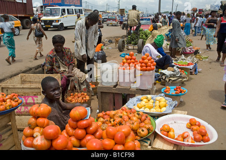 Petite fille africaine vente de tomates dans le quartier du marché d'Accra, Ghana Banque D'Images