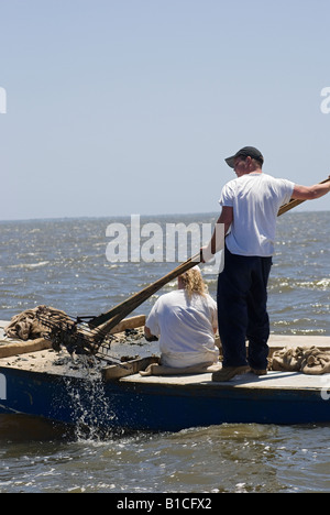 Tongers d'huîtres sur le long de la Baie d'Apalachicola au nord de la côte de la floride Banque D'Images