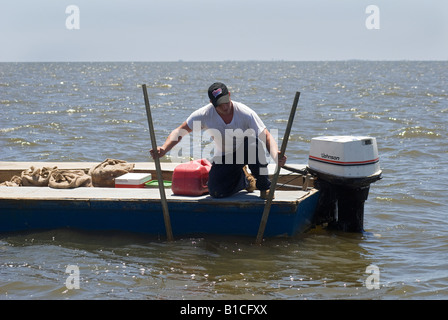 Tongers d'huîtres sur le long de la Baie d'Apalachicola au nord de la côte de la floride Banque D'Images