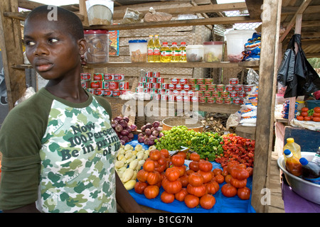 Fille de l'Afrique de vendre des tomates dans le marché en Naswam, Ghana Banque D'Images