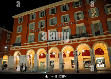 Les Galeries Lafayette dans la Place Massena Nice France photographié en juin 2008 dans la nuit pour un usage éditorial sur Banque D'Images