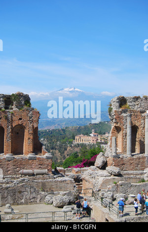 Le Teatro Greco avec l'Etna, Taormina, Messina derrière Province, Sicile, Italie Banque D'Images